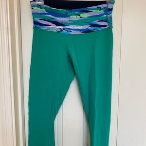 Lululemon wunder under crop jungle/ inkwell size 4